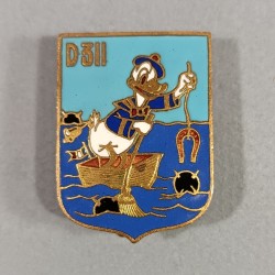 INSIGNE MILITAIRE MARINE NATIONALE DRAGUEUR DE MINES D311 DONALD FABRICATION 1940 AUGIS LYON PAR AUT. DE WALT DISNEY